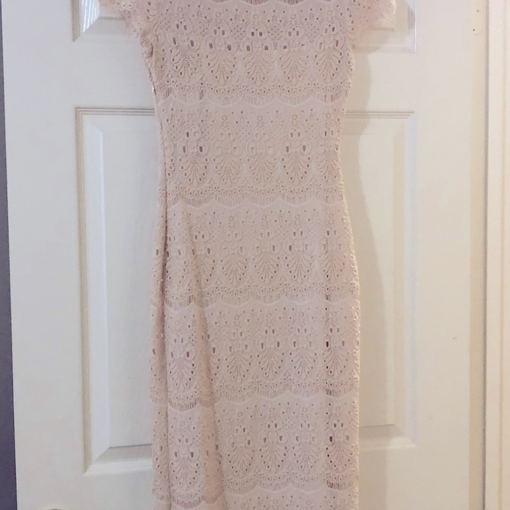 Beige lace dress with lining